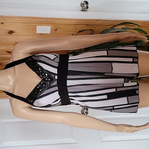 Suzyshier Halter Top - Picture 2 of 5